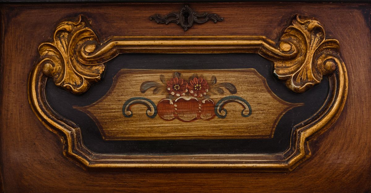 Mueble antiguo de madera en proceso de restauración sobre caballetes